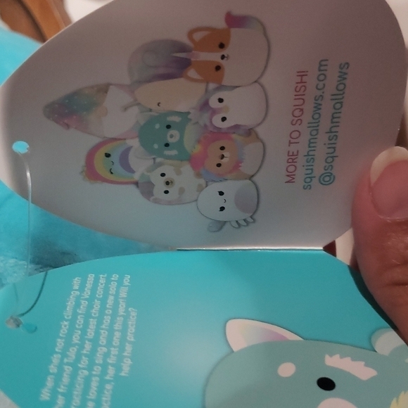 SQUISHMALLOWS™ Vanessa the Red Panda 8" - Picture 6 of 6